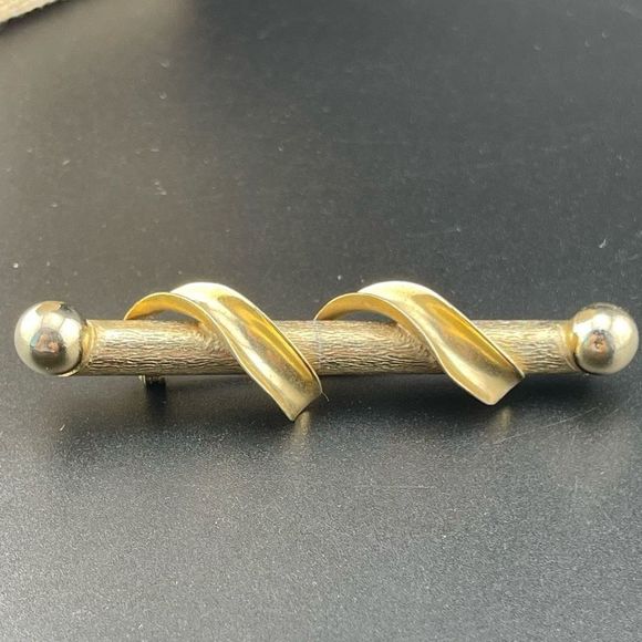Vintage gold tone Bar Swirl Pin Brooch - Picture 3 of 3